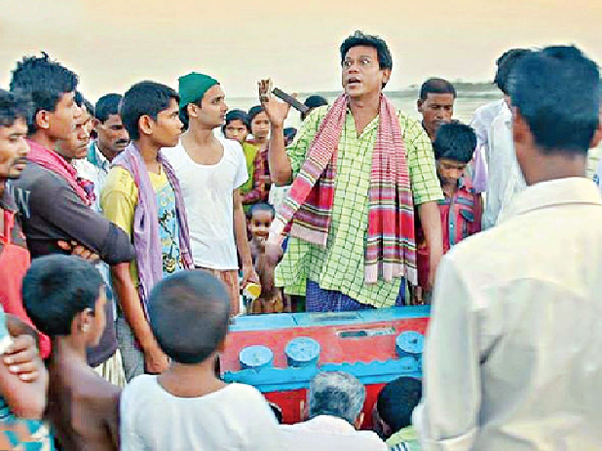 বাপজানের বায়োস্কোপ ছবির দৃশ্যে শতাব্দী ওয়াদুদ ও অন্যরা