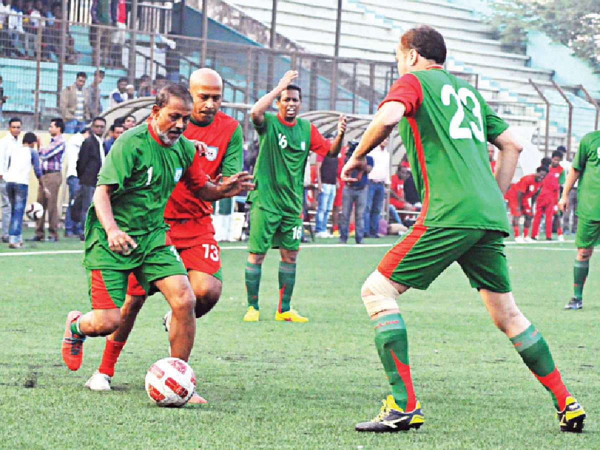 কমলাপুর স্টেডিয়ামে কাল ফিরে এসেছিল অতীত দিনের স্মৃতি l ছবি: বাফুফে