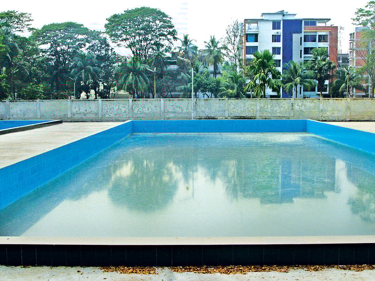 জাতিসংঘ পার্কে দুটি সুইমিংপুল নির্মাণ করা হলেও প্রকল্পের অন্যান্য কাজ শেষ না হওয়ায় সেগুলো এখনো চালু হয়নি l প্রথম আলো