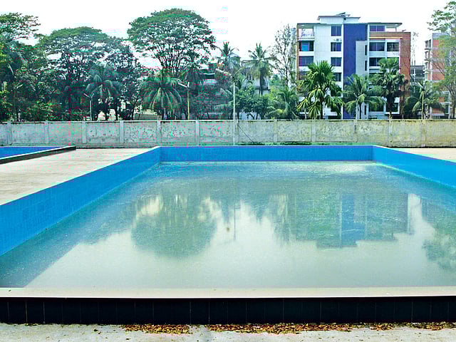 জাতিসংঘ পার্কে দুটি সুইমিংপুল নির্মাণ করা হলেও প্রকল্পের অন্যান্য কাজ শেষ না হওয়ায় সেগুলো এখনো চালু হয়নি l প্রথম আলো