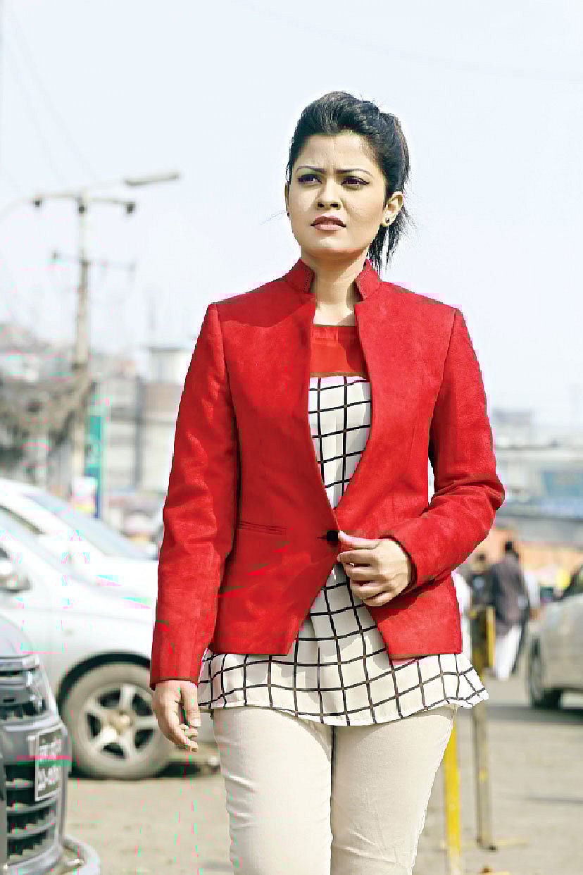 এসময় বাইরে বের হলে হালকা ধরনের গরম পোশাক পরতে হবে। মডেল: এলভিন, ছবি: অধুনা