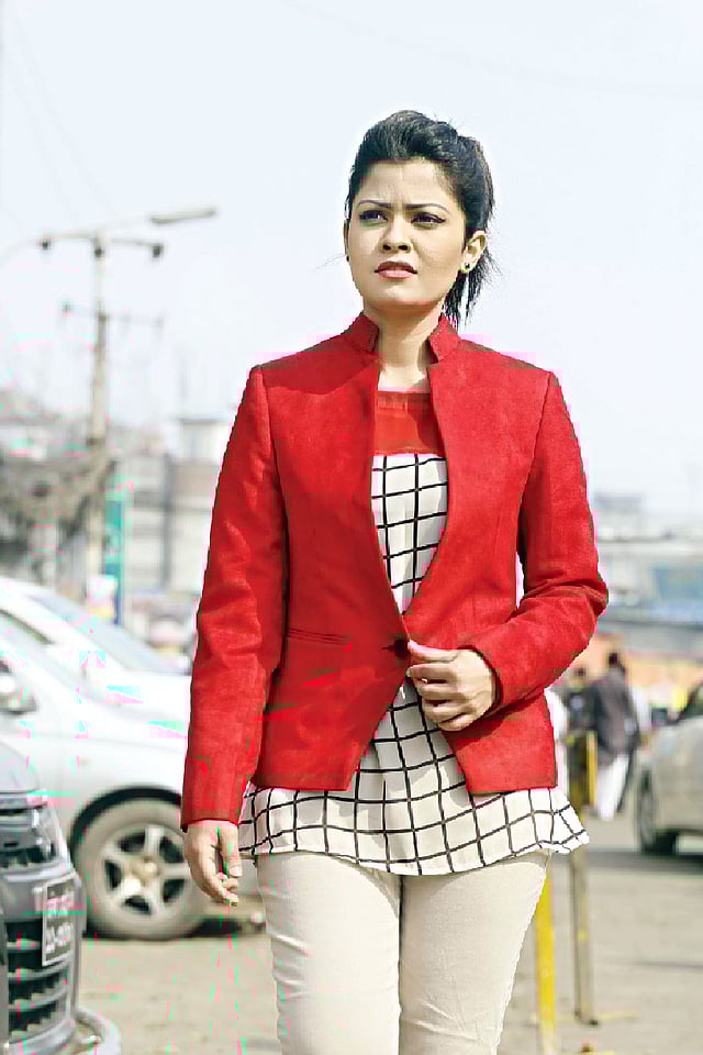 এসময় বাইরে বের হলে হালকা ধরনের গরম পোশাক পরতে হবে। মডেল: এলভিন, ছবি: অধুনা