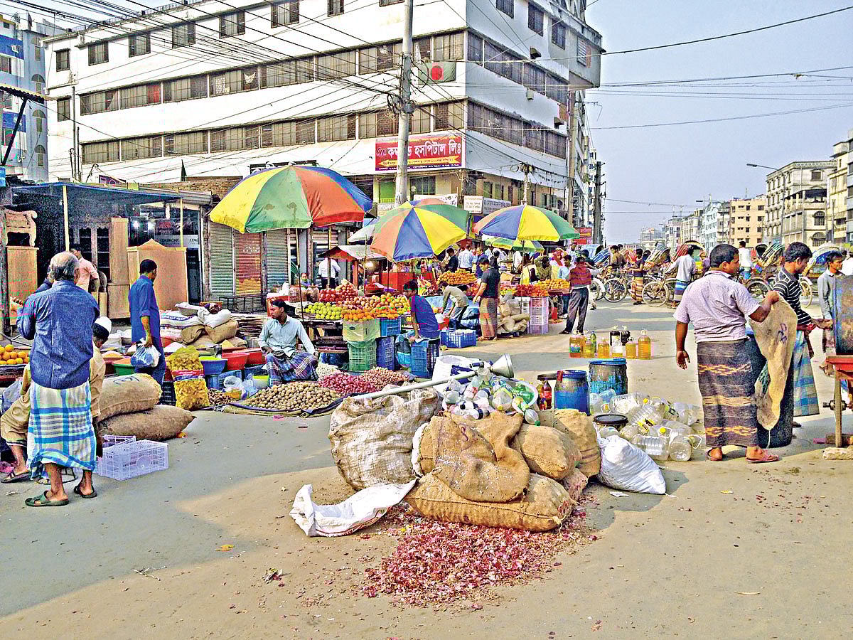 ইব্রাহিমপুর পুলপাড় এলাকায় সড়কের ওপর গড়ে উঠেছে অবৈধ বাজার। বাজার রোড এলাকায় দোকানের সামগ্রী সড়কের ওপরই রাখা হচ্ছে l প্রথম আলো