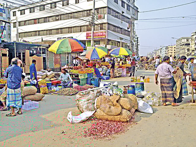 ইব্রাহিমপুর পুলপাড় এলাকায় সড়কের ওপর গড়ে উঠেছে অবৈধ বাজার। বাজার রোড এলাকায় দোকানের সামগ্রী সড়কের ওপরই রাখা হচ্ছে l প্রথম আলো