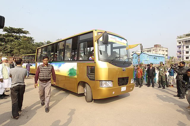 রাজউক ও বাংলাদেশ সেনাবাহিনীর (এসডব্লিউও) উদ্যোগে আজ হাতিরঝিল এলাকায় হাতিরঝিল চক্রাকার বাস সার্ভিসের শুভ উদ্বোধন করছেন গৃহায়ণ ও গণপূর্তমন্ত্রী ইঞ্জিনিয়ার মোশাররফ হোসেন ও স্বরাষ্ট্রমন্ত্রী আসাদুজ্জামান খান কামাল। ছবি: সাহাদাত পারভেজ