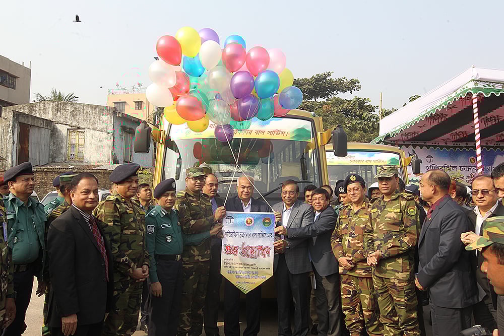 রাজউক ও বাংলাদেশ সেনাবাহিনীর (এসডব্লিউও) উদ্যোগে আজ হাতিরঝিল এলাকায় হাতিরঝিল চক্রাকার বাস সার্ভিসের শুভ উদ্বোধন করছেন গৃহায়ণ ও গণপূর্তমন্ত্রী ইঞ্জিনিয়ার মোশাররফ হোসেন ও স্বরাষ্ট্রমন্ত্রী আসাদুজ্জামান খান কামাল। ছবি: সাহাদাত পারভেজ