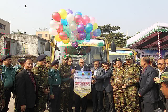 রাজউক ও বাংলাদেশ সেনাবাহিনীর (এসডব্লিউও) উদ্যোগে আজ হাতিরঝিল এলাকায় হাতিরঝিল চক্রাকার বাস সার্ভিসের শুভ উদ্বোধন করছেন গৃহায়ণ ও গণপূর্তমন্ত্রী ইঞ্জিনিয়ার মোশাররফ হোসেন ও স্বরাষ্ট্রমন্ত্রী আসাদুজ্জামান খান কামাল। ছবি: সাহাদাত পারভেজ