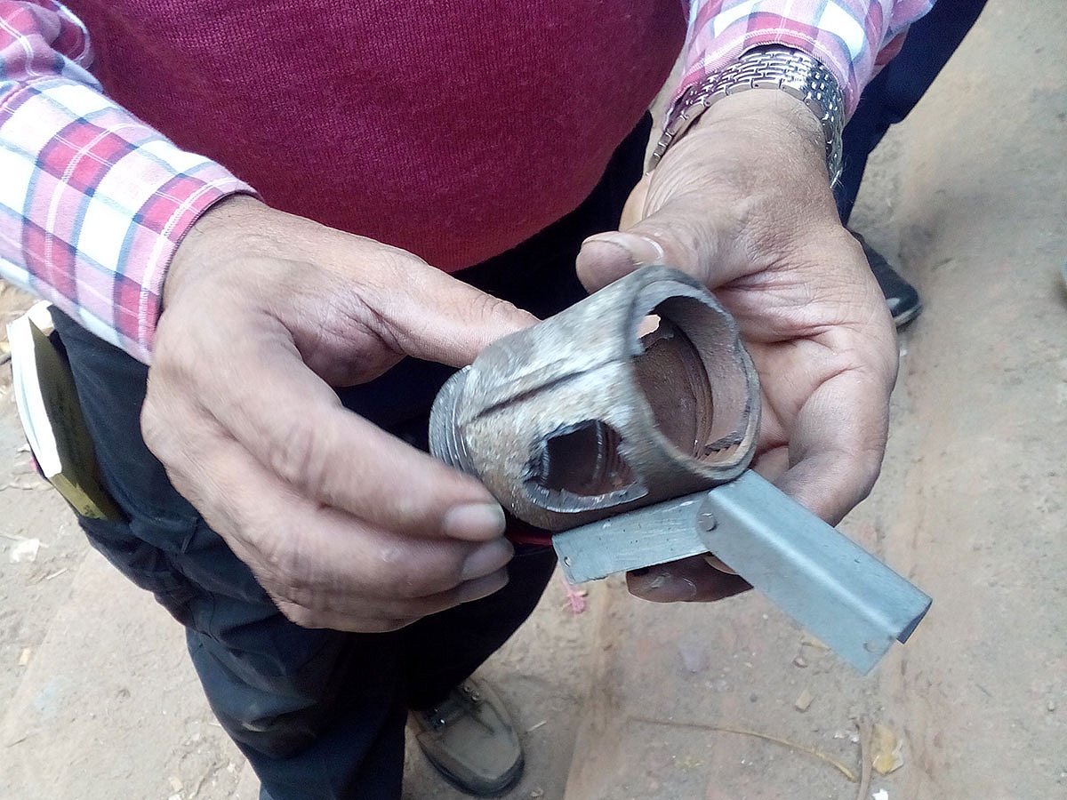 নিষ্ক্রিয় করার পরে একটি গ্রেনেডের খোল দেখাচ্ছেন এক কর্মকর্তা। ছবি: প্রথম আলো