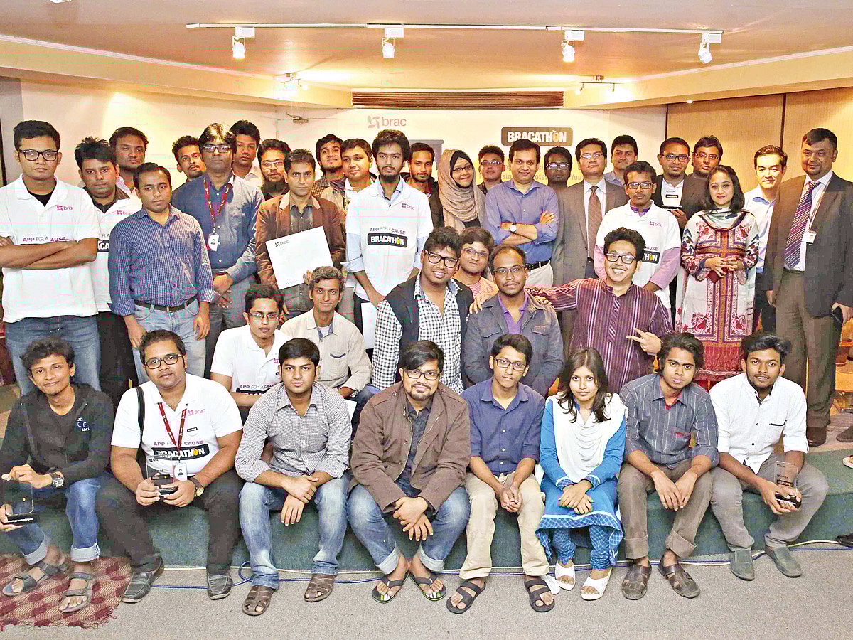 ব্র্যাকাথনে বিজয়ী সাত অ্যাপের নির্মাতাদের সঙ্গে অতিথি ও আয়োজকেরা