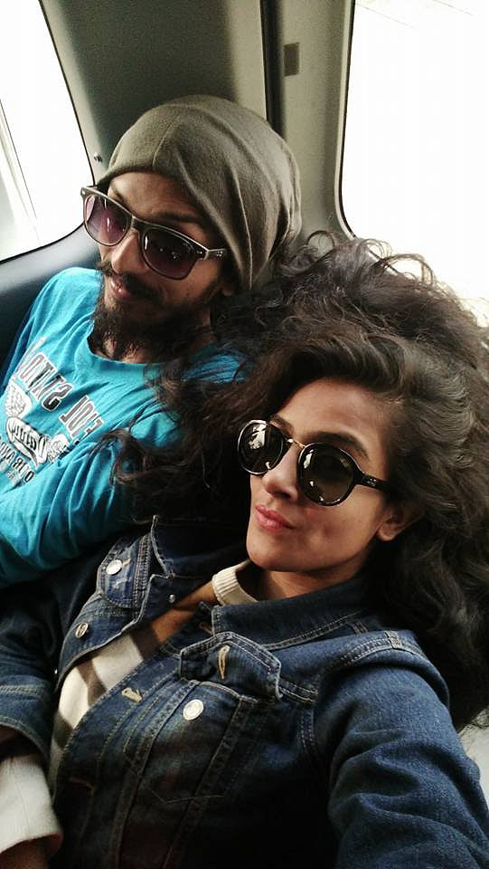 শুটিংয়ের পথে দোয়েল ও তনয় (ফেসবুক থেকে নেওয়া)