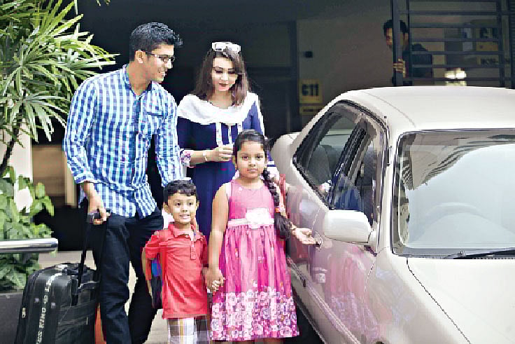 বেড়াতে যাওয়ার আগে গুছিয়ে নিন প্রয়োজনীয় জিনিসপত্র। ছবি: নকশা