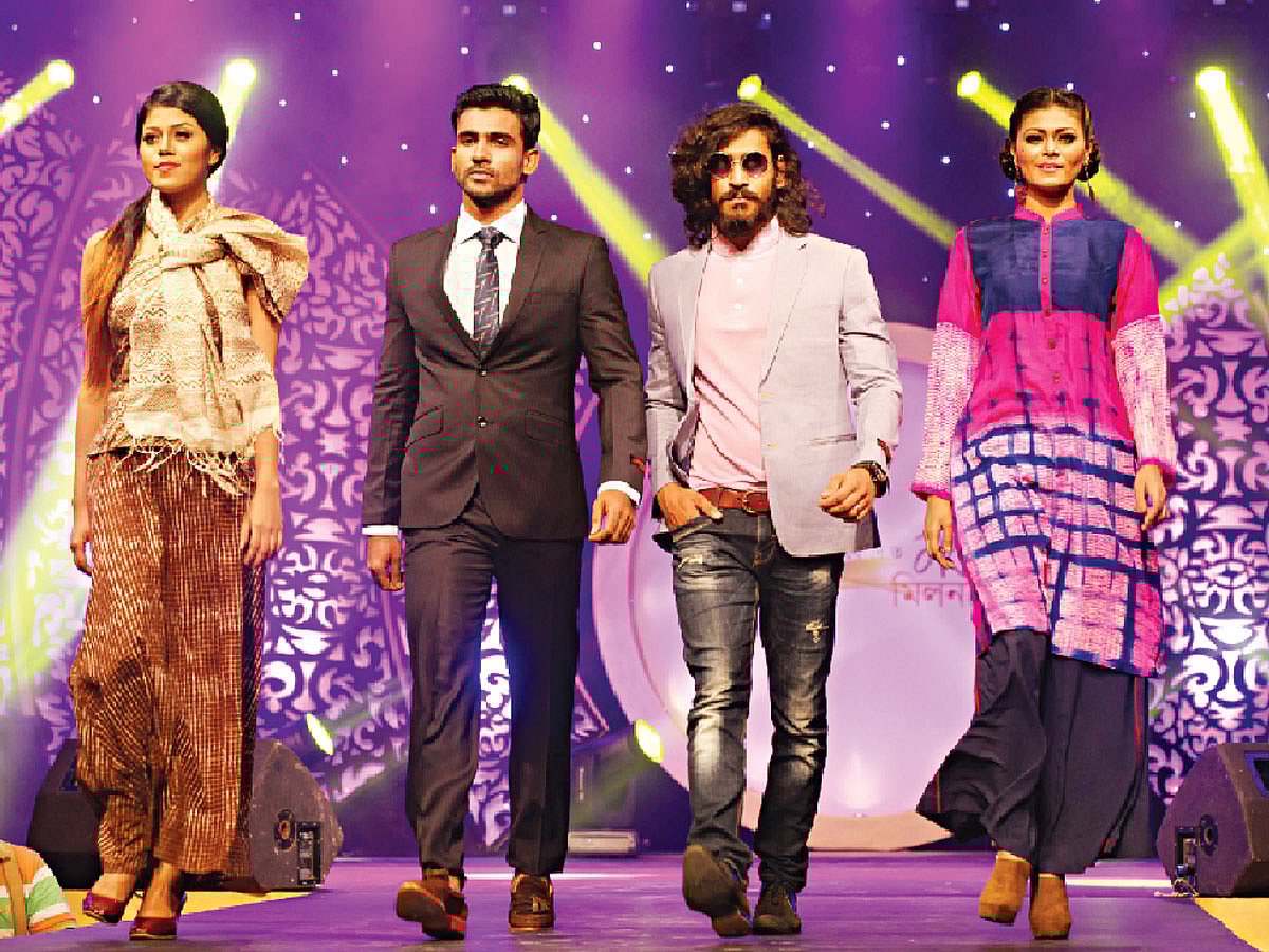 সানসিল্ক নিবেদিত নকশা মিল​নমেলার আয়োজনে ফ্যাশন শোতে উঠে আসে এই বছরের তরুণ–তরুণীদের পোশাকের ধারা। ছবি: নকশা