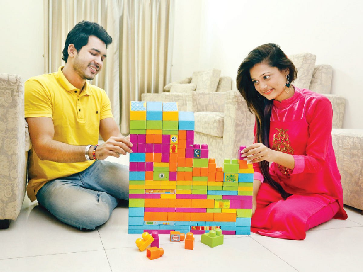 নিজেদের সমস্যাগুলো নিয়ে স্বামী–স্ত্রী আলোচনা করে সমাধান করতে পারেন। তাহলে প্রায় ভেঙে যাওয়া ঘরটি আবার জোড়া লেগে যেতে পারে। মডেল: অবাক ও মুন। ছবি: সুমন ইউসুফ