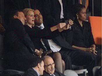 ডেনমার্কের প্রধানমন্ত্রী হেলে-থর্নিং-স্মিডট, মার্কিন প্রেসিডেন্ট বারাক ওবামা, যুক্তরাজ্য ডেভিড ক্যামেরনের হাস্যোজ্জ্বল ‘সেলফি’ তোলার ছবি।