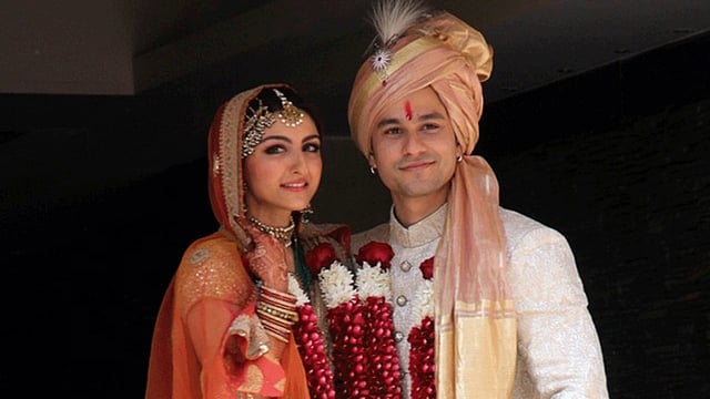 বিয়ের অনুষ্ঠানে সোহা আলী খান ও কুনাল খেমু। ছবি: এএফপি