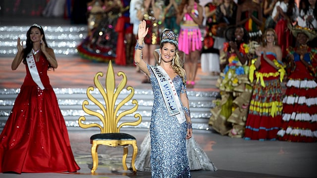 বিশ্ব সুন্দরীর মুকুট পরার পর সবার উদ্দেশে হাত নাড়ছেন স্পেন সুন্দরী মিরাইয়া লালাগুনা রয়ো। ছবি: রয়টার্স