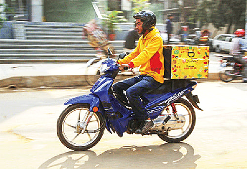 অনলাইনে অর্ডার নিয়ে ঘরেই সরবরাহ করা হচ্ছে কাঁচাবাজার। ছবি: প্রথম আলো