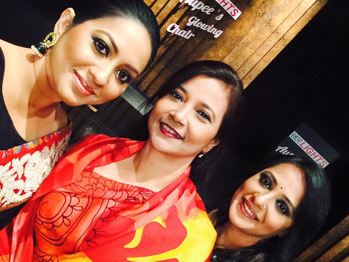 ‘অপি’স গ্লোয়িং চেয়ার’ অনুষ্ঠানের ফাঁকে তারানা হালিম আর অপি করিমের সঙ্গে সেলফি তোলেন তারিন