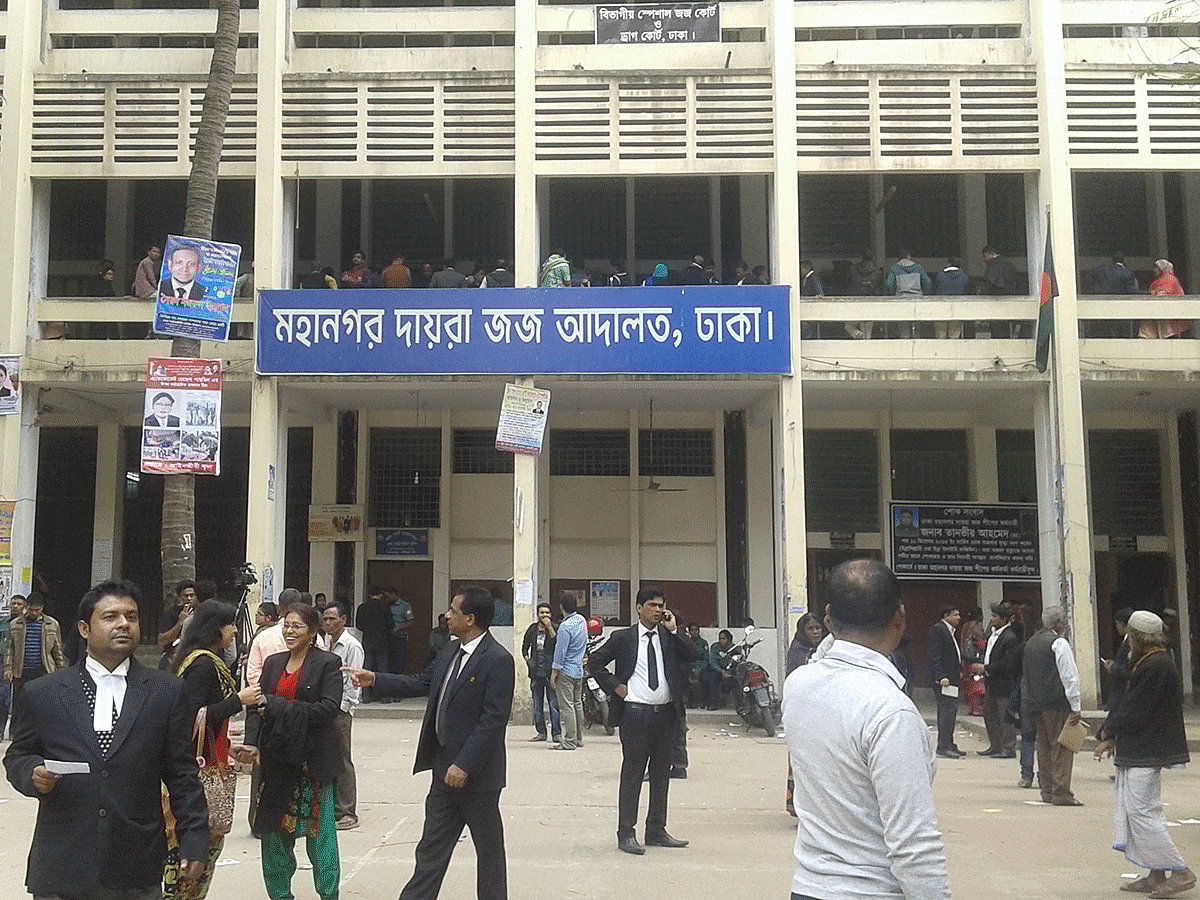 এক মাসের অবকাশ শেষে আজ রোববার ঢাকার মহানগর দায়রা জজ আদালতসহ নিম্ন আদালতের স্বাভাবিক কার্যক্রম শুরু হয়েছে। ছবি: আসাদুজ্জামান।