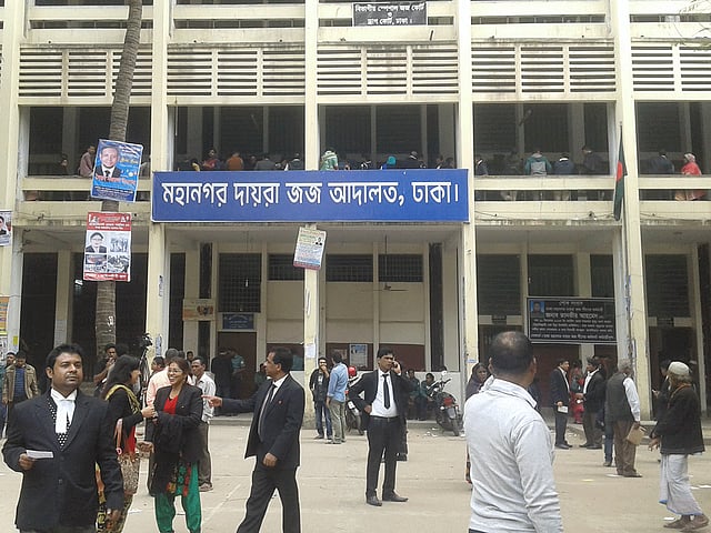 এক মাসের অবকাশ শেষে আজ রোববার ঢাকার মহানগর দায়রা জজ আদালতসহ নিম্ন আদালতের স্বাভাবিক কার্যক্রম শুরু হয়েছে। ছবি: আসাদুজ্জামান।