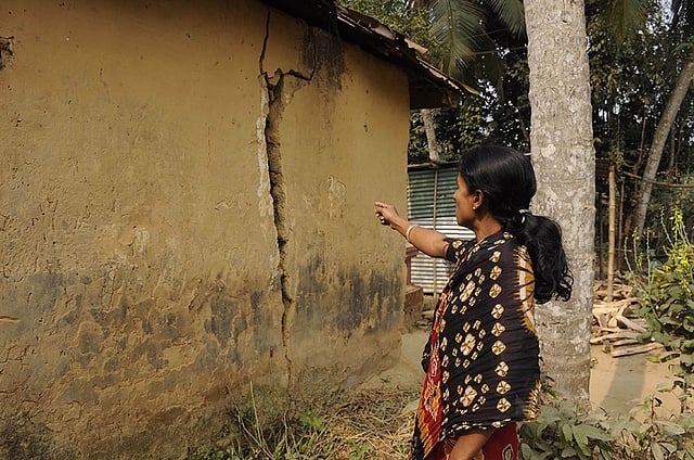 ভারতের ত্রিপুরা রাজ্যের আগরতলার কাছে মালায়নগর গ্রামে ভূমিকম্পে একটি মাটির ঘরের দেয়ালে চিড় ধরে যায়। ছবিটি আজ সকালে তোলা। ছবি: আইএএনএস