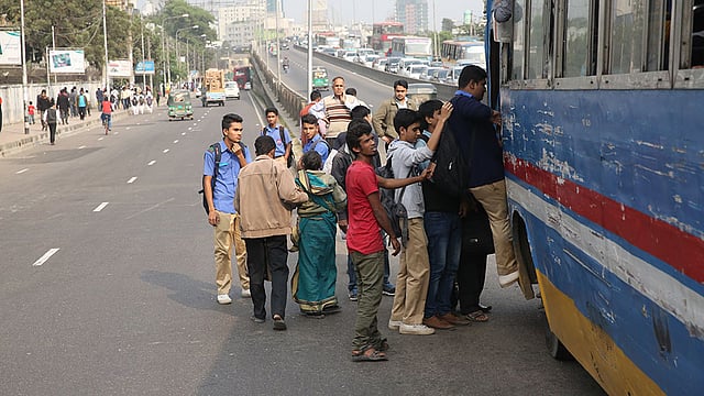 রাজধানীর বিভিন্ন সড়কের এক পাশ আজ সোমবার বেলা দুইটার দিকে হঠাৎ করে প্রায় দেড় ঘণ্টা যানজটে স্থবির হয়ে পড়ে। এতে দুর্ভোগে পড়ে সাধারণ যাত্রীরা। যানবাহন না থাকায় একটি বাস আসতেই যাত্রীরা হুড়োহুড়ি করে সেটায় উঠতে যায়। ছবিটি মহাখালী ফ্লাইওভারের সামনে থেকে তোলা। ছবি: জাহিদুল করিম
