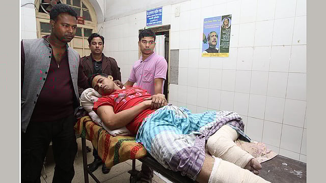 সারা দেশে আজ সোমবার ভোররাতে  ভূমিকম্পন অনুভূত হলে সিঁড়ি দিয়ে নামতে গিয়ে আহত হন পুলিশের সদস্য খন্দকার সোহান। তিনি এখন ঢাকা মেডিকেল কলেজ হাসপাতালে চিকিৎসাধীন। ছবিটি সোমবার দুপুরে তোলা। ছবি : আবদুস সালাম