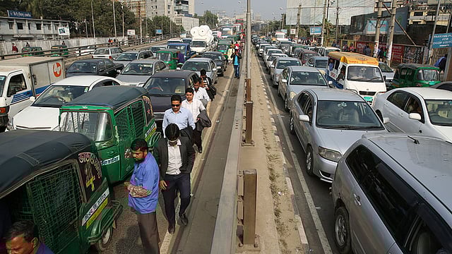 বেলা সোয়া দুইটার দিকে মহাখালী উড়ালসেতু ও সেতু সংলগ্ন রাস্তায় দীর্ঘ যানজটের সৃষ্টি হয়। অনেকে গাড়ি থেকে নেমে হেঁটে গন্তব্যের উদ্দেশে রওনা হন। ছবিটি মহাখালী থেকে ফার্মগেট যাওয়ার পথে উড়ালসেতু থেকে তোলা। ছবি: জাহিদুল করিম