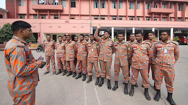 সারা দেশের বিভিন্ন স্থানে আজ সোমবার ভোররাত ৫টা ৭ মিনিটে ভূকম্পন অনুভূত হয়। উদ্ভূত পরিস্থিতি মোকাবিলায় কী করণীয় সে বিষয়ে ফায়ার সার্ভিস সদস্যদের নির্দেশনা দিচ্ছেন জ্যেষ্ঠ স্টেশন অফিসার খন্দকার আবদুল জলিল। ছবিটি আজ সোমবার দুপুরে রাজধানীর সিদ্দিক বাজারের ফায়ার সার্ভিস সদর দপ্তর থেকে তোলা। ছবি: আবদুস সালাম