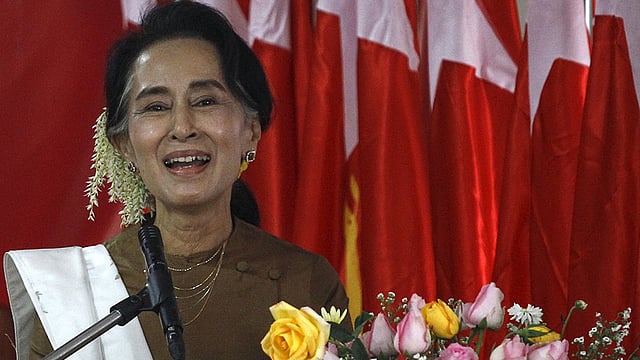 মিয়ানমার আজ সোমবার উদযাপন করছে দেশটির ৬৮তম স্বাধীনতা দিবস। এ উপলক্ষে ইয়াঙ্গুনের পিপলস স্কয়ারে ভাষণ দেন দেশটির ​বিরোধী দলীয় নেতা অং সান সু চি। ১৯৪৮ সালের এই দিনে দেশটি যুক্তরাজ্যের কাছ থেকে স্বাধীনতা লাভ করে। ছবি: রয়টার্স