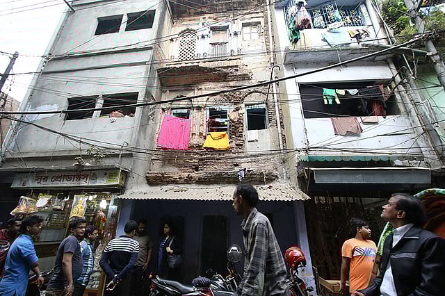 ভূমিকম্পের ঝাঁকুনিতে রাজধানীর পুরান ঢাকার শাঁখারী বাজার এলাকার ৬২ নম্বর বাড়িতে ফাটল সৃষ্টি হয়েছে। ছবি: সাইফুল ইসলাম