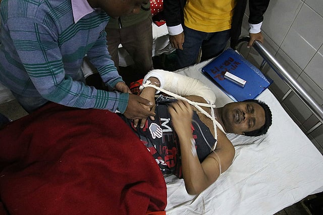 ঢাকা মেডিকেল কলেজ হাসপাতালে ভূমিকম্পে আহত একজন। ছবি: সাইফুল ইসলাম