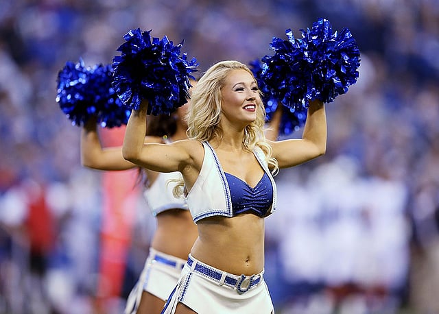 যুক্তরাষ্ট্রে ইন্ডিয়ানাপলিস কল্টস ও টেনেসি টাইটানসের মধ্যে রাগবি খেলা চলাকালে ইন্ডিয়ানাপলিস কল্টসের একজন চিয়ারলিডারের পরিবেশনা। ছবিটি রোববার ইন্ডিয়ানার লুকাস অয়েল স্টেডিয়াম থেকে তোলা। ছবি: এএফপি