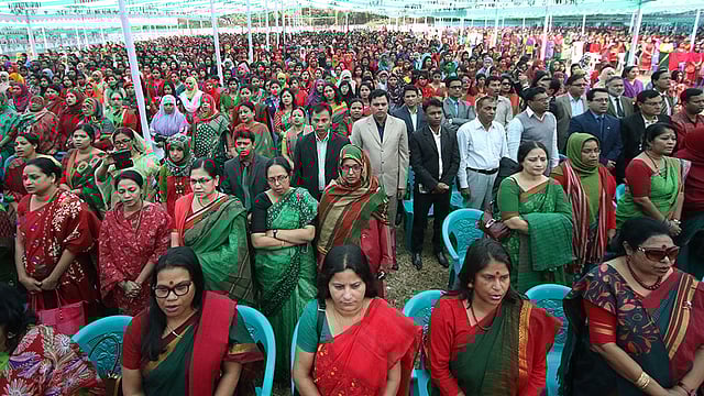 আজ সোমবার সকালে রাজধানীর ইডেন কলেজে আয়োজিত ‘ইতিহাস কথা বলে, সংগ্রাম থেকে স্বাধীনতায় বঙ্গবন্ধু’ শীর্ষক অনুষ্ঠানে সমবেত জাতীয় সংগীত গাইছেন অতিথি ও শিক্ষার্থীরা। ছবি: আশরাফুল আলম