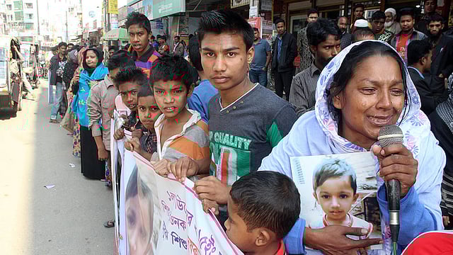 রংপুর নগরের আদর্শপাড়ার চার বছরের শিশু রওনককে বাড়ির সামনে থেকে নিখোঁজ হওয়ার ৩৫ দিনেও উদ্ধার করা সম্ভব হয়নি। আজ সোমবার এলাকাবাসী শিশুটিকে উদ্ধারের দাবিতে নগরের প্রেসক্লাবের সামনে মানববন্ধন করে। এ সময় শিশুটির মা সন্তানকে ফেরত চেয়ে ছবি হাতে কান্নায় ভেঙে পড়েন। ছবি: মঈনুল ইসলাম