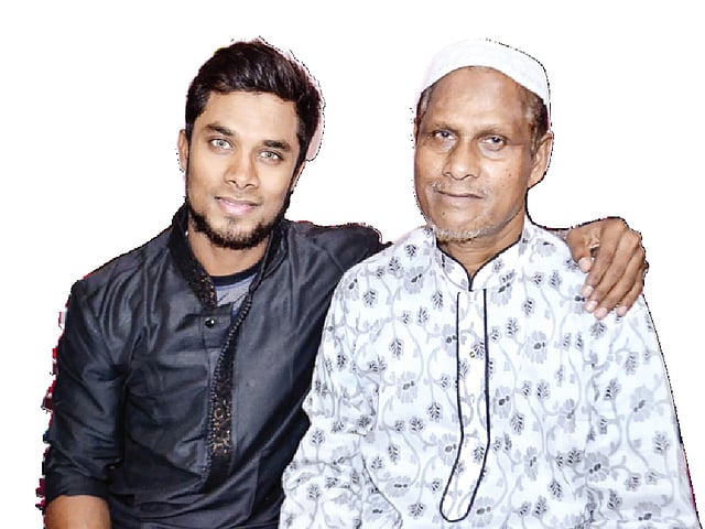বাবা মোস্তাফিজুর রহমানের সঙ্গে সাব্বির রহমান। ছবি: অধুনা