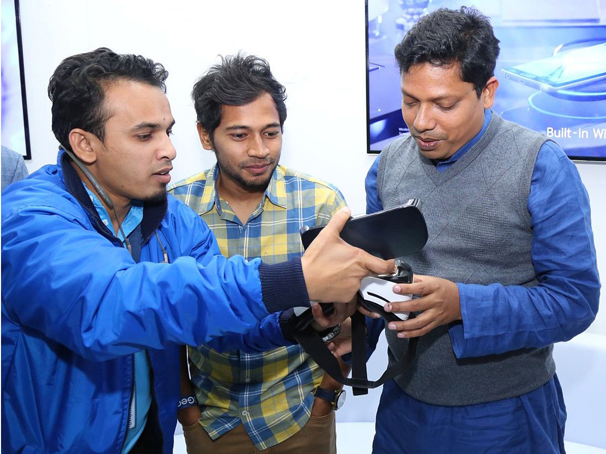 স্মার্টফোনের মেলায় স্যামসাংয়ের নতুন পণ্য গিয়ার ভিআর দেখছেন ক্রিকেটার মুশফিকুর রহিম ও তথ্য ও যোগাযোগ প্রযুক্তি প্রতিমন্ত্রী জুনাইদ আহমেদ। ছবি: সংগৃহীত