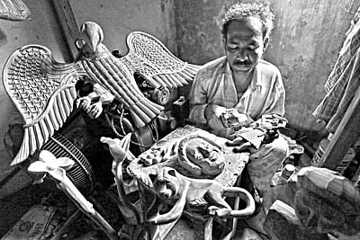 হাতে তৈরি নকশার দিন ​ফুরিয়েছে। জায়গাটা দখল করেছে যন্ত্র। কাঠে নকশার কাজে এখন ব্যাপক হারে যন্ত্রের ব্যবহার হচ্ছে। ছবিটি পুরান ঢাকার ফরাশগঞ্জের l প্রথম আলে​া