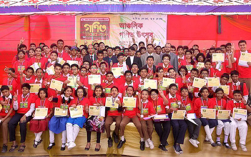 ‘ডাচ-বাংলা ব্যাংক-প্রথম আলো ২০১৬’-এর চট্টগ্রাম আঞ্চলিক গণিত উৎসবে অতিথিদের সঙ্গে পুরস্কার বিজয়ীরা। ‘গণিত শেখো স্বপ্ন দেখো’ স্লোগানে চট্টগ্রামের সেন্ট প্লাসিড উচ্চবিদ্যালয় মাঠে আজ এ উৎসব অনুষ্ঠিত হয়। ছবি: সৌরভ দাশ