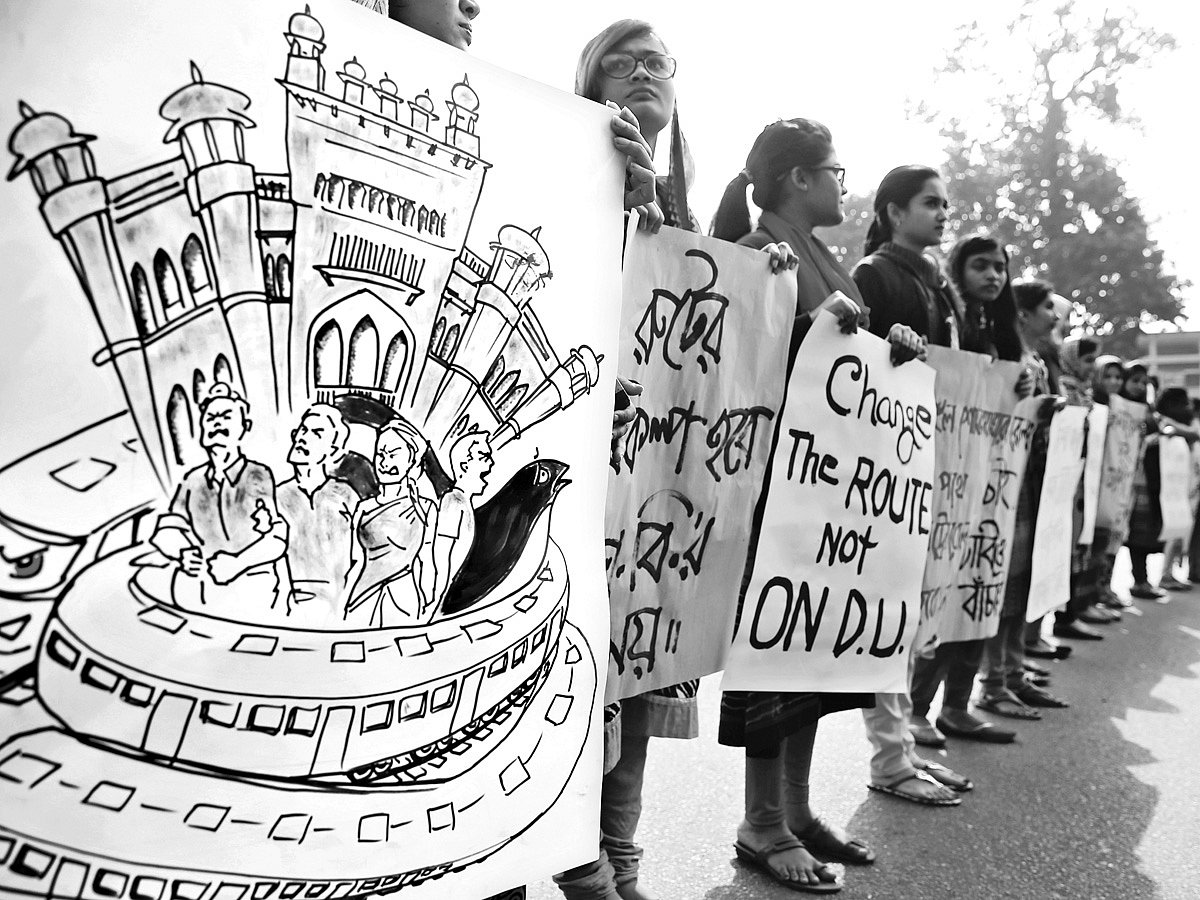 ঢাকা বিশ্ববিদ্যালয় এলাকা থেকে মেট্রোরেলের রুট পরিবর্তন করার দাবিতে গতকাল বিশ্ববিদ্যালয়টির সাধারণ শিক্ষার্থীরা রাজু ভাস্কর্যে​র সামনে মানববন্ধন করেন l ছবি: প্রথম আলো