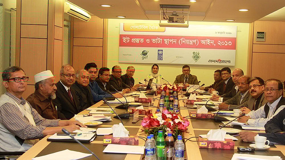 প্রথম আলো কার্যালয়ে অনুষ্ঠিত গোলটেবিল বৈঠকে অাসা অতিথিদের একাংশ। ছবি: প্রথম অালো