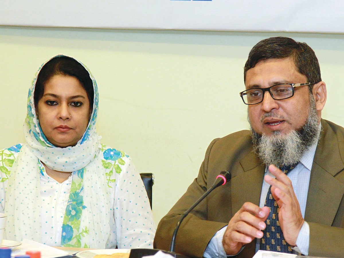 ‘ইট প্রস্তুত ও ভাটা স্থাপন (নিয়ন্ত্রণ) আইন, ২০১৩’ নিয়ে গতকাল প্রথম আলো কার্যালয়ে গোলটেবিল বৈঠকে বক্তব্য দেন পরিবেশ অধিদপ্তরের মহাপরিচালক রইছউল আলম মণ্ডল। পাশে বাংলাদেশ পরিবেশ আইনবিদ সমিতির (বেলা) প্রধান নির্বাহী সৈয়দা রিজওয়ানা হাসান l ছবি: প্রথম আলো