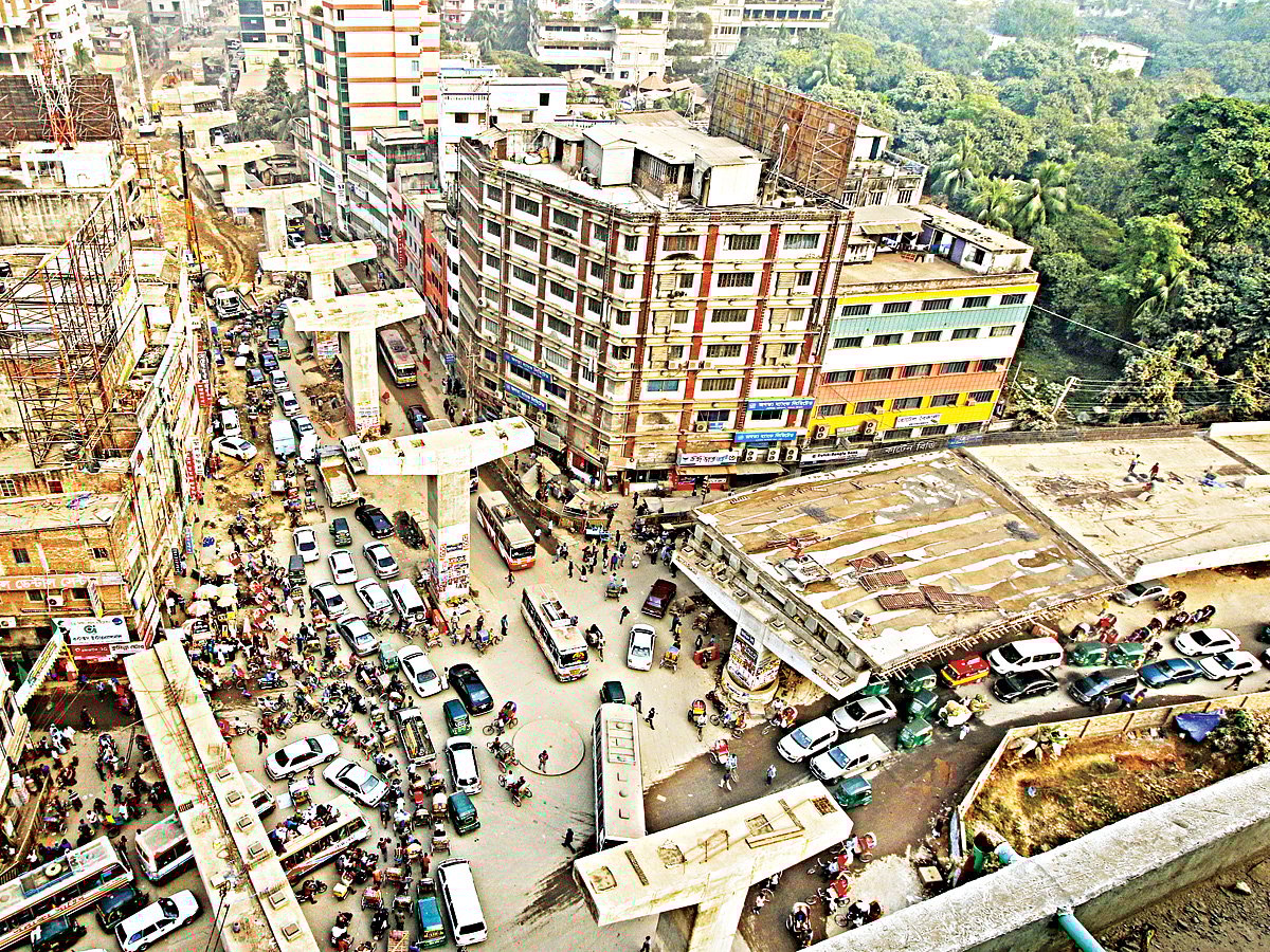 এক বছর আগেই শেষ হওয়ার কথা ছিল মগবাজার-মৌচাক ফ্লাইওভারের কাজ। কিন্তু এ বছরও কাজ শেষ হবে কি না, তা নিয়ে দেখা দিয়েছে সংশয়। মাঝে দুর্ভোগ পোহাতে হচ্ছে রাজধানীবাসীকে। ছবিটি গতকাল মগবাজার মোড় থেকে তোলা l সাইফুল ইসলাম