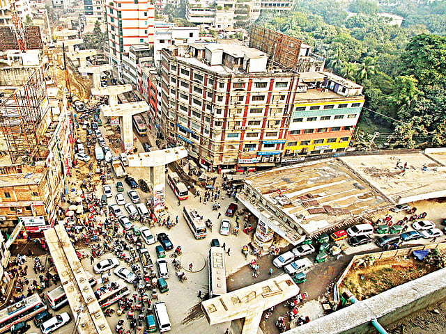 এক বছর আগেই শেষ হওয়ার কথা ছিল মগবাজার-মৌচাক ফ্লাইওভারের কাজ। কিন্তু এ বছরও কাজ শেষ হবে কি না, তা নিয়ে দেখা দিয়েছে সংশয়। মাঝে দুর্ভোগ পোহাতে হচ্ছে রাজধানীবাসীকে। ছবিটি গতকাল মগবাজার মোড় থেকে তোলা l সাইফুল ইসলাম