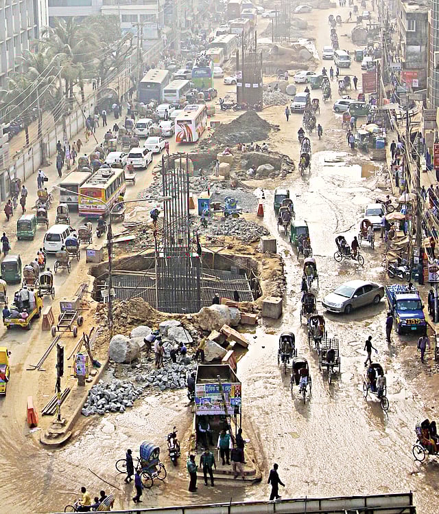 মগবাজার-মৌচাক উড়ালসড়কের মালিবাগ-রাজারবাগ-শান্তিনগর অংশের অধিকাংশ পিলারই এখনো মাটি ফুঁড়ে দাঁড়ায়নি। ছবিটি গতকাল বেলা একটায় মালিবাগ মোড় থেকে তোলা।