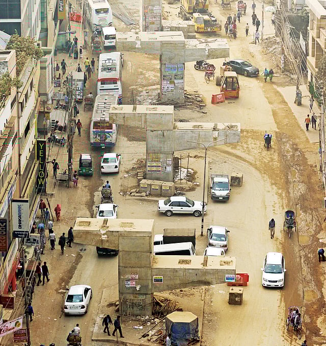 ইস্কাটন থেকে মৌচাক অংশের কাজ শেষ হওয়ার কথা ছিল গত বছর। কিন্তু এখনো তা শেষ হয়নি। ছবিটি গতকাল বেলা দুইটায় ইস্কাটন থেকে তোলা।