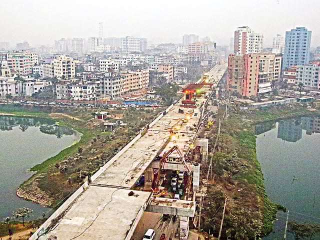 সাতরাস্তা থেকে হলি ফ্যামিলি হাসপাতাল পর্যন্ত কাজ শেষ হওয়ার কথা ছিল গত বছর। কিন্তু এখনো চলছে শেষ সময়ের কাজ। গতকাল বিকেলে এফডিসির মোড় থেকে তোলা। ছবিগুলো তুলেছেন সাইফুল ইসলাম