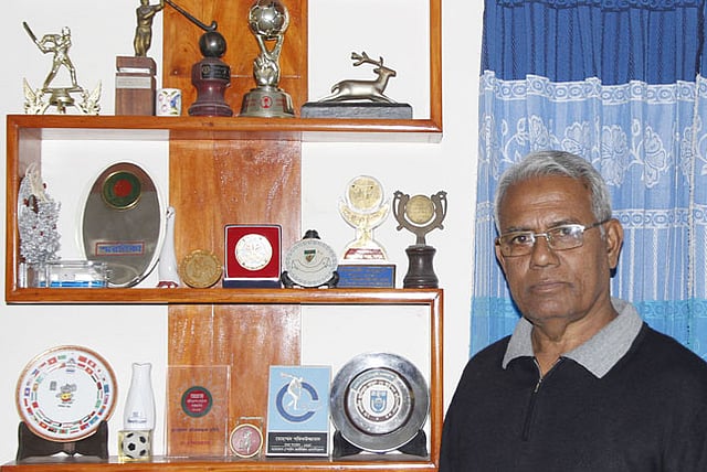 পারিবারিক অর্জন গুলোর সামনে শফিকুজ্জামান। ছবি:এহসান-উদ-দৌলা।