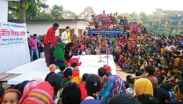 কক্সবাজারের সদর উপজেলার খুরুশকুল সরকারি প্রাথমিক বিদ্যালয় মাঠে ৭ জানুয়ারি মঞ্চস্থ হয় দুর্নীতিবিরোধী নাটক পরিণতি l প্রথম আলো