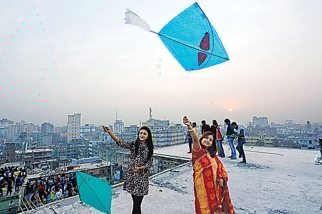 সাকরাইন উপলক্ষে ছেলেদের সঙ্গে দুই তরুণ​ীও অংশ নিয়েছেন ঘুড়ি ওড়ানো উৎ​সবে। ছবিটি গতকাল তাঁতীবাজার এলাকা থেকে তোলা l প্রথম আলো